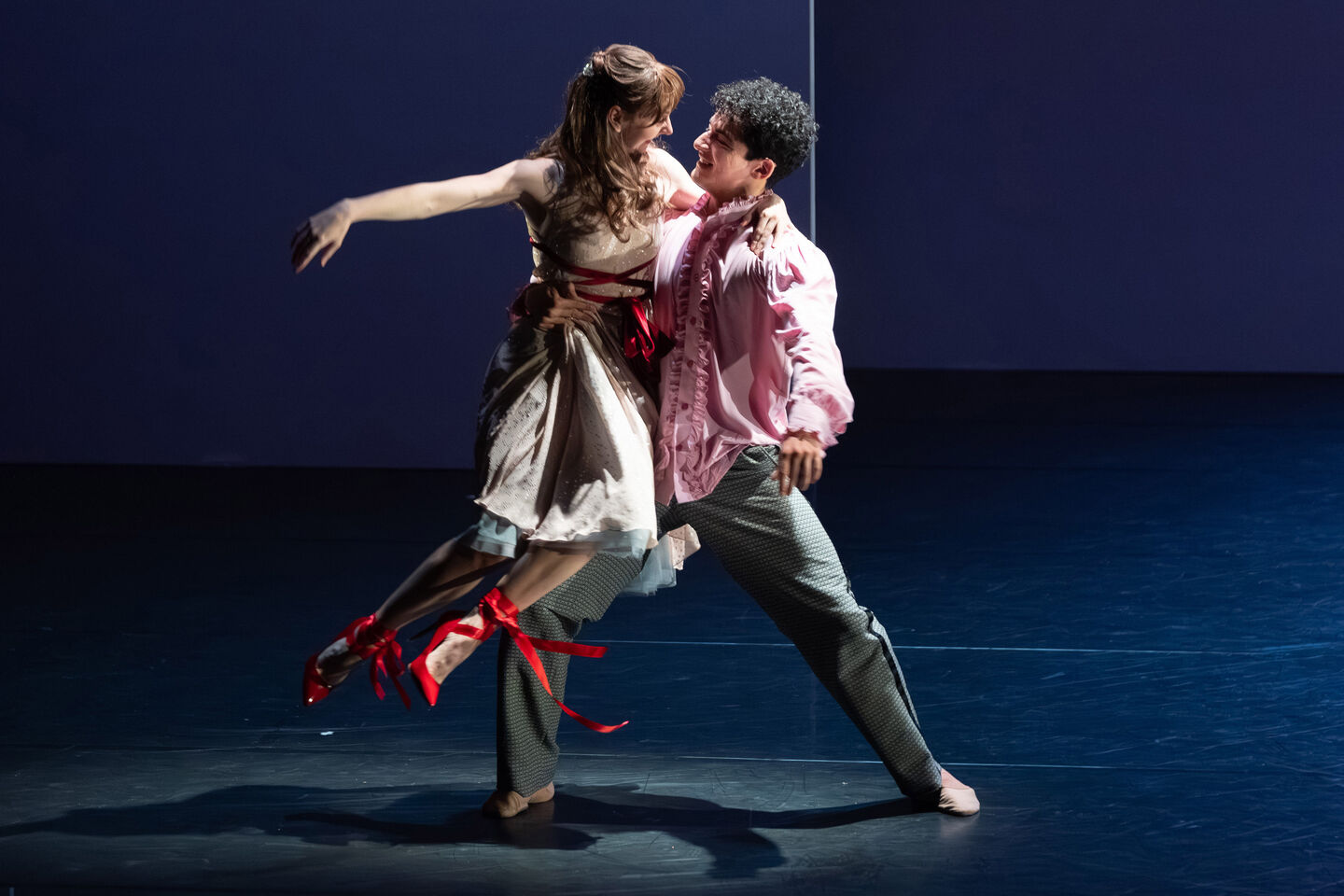 Staatstheater Cottbus
ASCHENBRÖDEL 
(Cinderella)
Ballett in 3 Akten (7 Bilder) von Serge Prokofieff und Nikolai Wolkow, op. 87
Choreografie von Xenia Wiest
Choreografische Uraufführung
Szenenfoto mit Kate Farley (Aschenbrödel) und Jorge Concepción Leal (George, der junge Mann)
Foto: © Bernd Schönberger